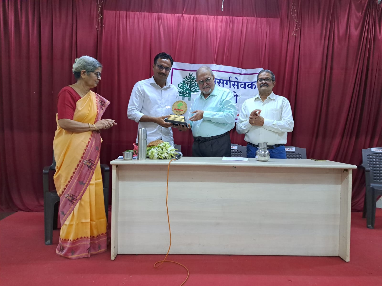 निसर्गसेवक संस्थेतर्फे तानाजी भोसले यांचा ‘निसर्गसेवक पुरस्कार’ाने गौरव  सिंहगड-वेल्हा परिसरात प्राणी, पर्यावरण व आपत्ती सेवेत उल्लेखनीय कार्याची दखल